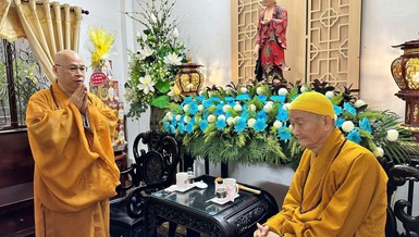 Thượng tọa Thích Minh Nhựt, Trưởng ban Trị sự GHPGVN Q.Phú Nhuận vấn an sức khỏe Trưởng lão Hòa thượng Thích Thanh Hùng