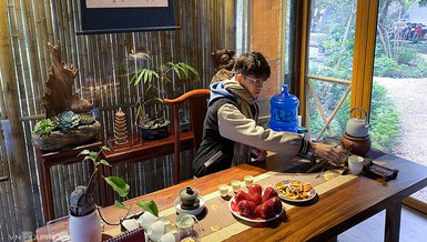 Một bạn trẻ đến chùa Sủi (H.Gia Lâm, Hà Nội) làm công quả những ngày cuối tuần - Ảnh: Quỳnh Nguyễn