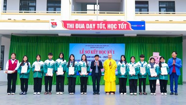 Trao học học đến các em học sinh tại Trường THPT Cửa Lò