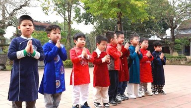 Em về chùa lễ Phật trong những ngày đầu xuân