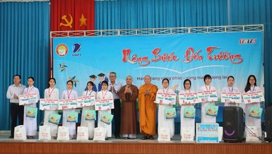 Các em học sinh nhận học bổng từ chương trình "Nâng bước đến trường"