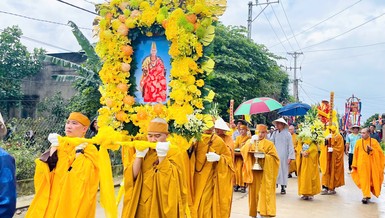 Phụng tống kim quan Trưởng lão Hòa thượng Thích Giác Trí nhập bảo tháp trong khuôn viên chùa Long Hòa