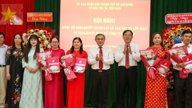 Lãnh đạo Sở Dân tộc và Tôn giáo trao quyết định nhân sự Văn phòng sở - Ảnh: Thảo Lê