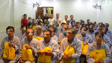 150 bệnh nhân nghèo được mổ mắt miễn phí và nhận quà từ chương trình thiện nguyện