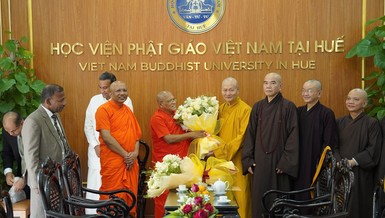 Hòa thượng Thích Hải Ấn thay mặt Hội đồng Điều hành Học viện Phật giáo VN tại Huế tặng hoa đến phái đoàn Đại học Phật giáo BPULS (Sri Lanka) 