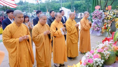 Chư tôn đức, đại biểu niêm hương cầu nguyện tại buổi lễ rót đồng đúc đại hồng chung chùa Tuyền Thạch
