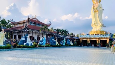 Đại tượng Bồ-tát Quán Thế Âm cao 32m được tôn trí tại chùa Thành Phước (ấp 2, xã Tam Hiệp, H.Châu Thành, Tiền Giang)