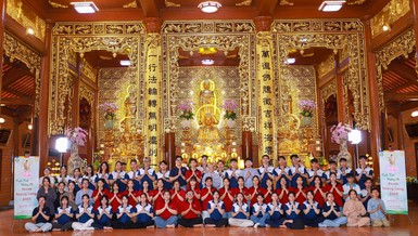 Các bạn sinh viên Trường Đại học Khoa học Tự nhiên lưu niệm sau buổi sinh hoạt ngoại khóa tại chùa Thiên Quang (Dĩ An, Bình Dương)