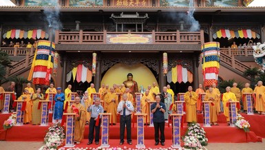 Chư tôn giáo phẩm, đại biểu cắt băng khánh thành trước chánh điện tổ đình Sắc tứ Thiên Bình - Ảnh: Phùng Anh Quốc