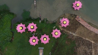 Hạ thủy 7 hoa sen trên dòng Hương giang kính mừng Đại lễ Phật đản Phật lịch 2569