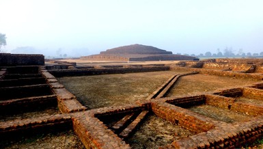 Bảo tháp Piprāhwā nhìn từ tu viện phía Nam - Ảnh: The Piprāhwā Project