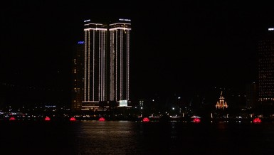 7 đóa sen hồng được thắp sáng trên sông Hàn, tối mùng 8-4 ÂL