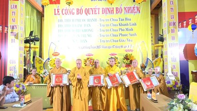 Thượng tọa Thích Tĩnh Triệt trao quyết định bổ nhiệm trụ trì các tự viện trên địa bàn H.Châu Thành đến chư Tăng, Ni