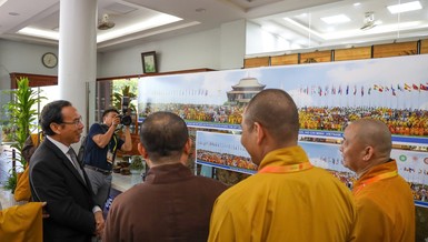 Chư tôn đức giới thiệu với Bí thư Thành ủy TP.HCM Nguyễn Văn Nên bức ảnh lưu niệm hơn 1.000 đại biểu tham dự Đại lễ Vesak Liên Hiệp Quốc 2025 do Ban Phim ảnh Đại lễ thực hiện
