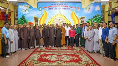 Lưu niệm tại buổi họp mặt - Ảnh: Nguyên Tài/BGN