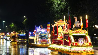 [Ảnh] Phật giáo TP.Hà Nội diễu hành xe hoa, lan tỏa ánh sáng Chánh pháp giữa đời thường