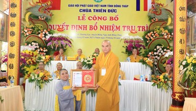 Thượng tọa Thích Tĩnh Triệt trao quyết định bổ nhiệm trụ trì chùa Thiên Đức đến Ni sư Thích nữ Như Thuận