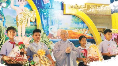 Ni trưởng Thích nữ Như Dung trao quà đến các em trong ngày hội yêu thương dành cho trẻ thơ tại chương trình "Em hướng về Vesak" - Ảnh: H.Y