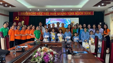 Tặng quà đến các bệnh nhi tại Bệnh viện Trung ương Thái Nguyên