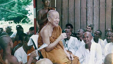 Samdech Preah Maha Ghosananda (1929-2007), một vị cao tăng của truyền thống Phật giáo Theravāda, người không chỉ là biểu tượng cho sự phục hưng của Phật giáo Campuchia sau thảm họa diệt chủng Khmer Đỏ, mà còn là hóa thân sống động của tinh thần từ bi, bất bạo động và hòa giải của Đức Phật