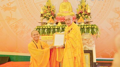 Hòa thượng Thích Thiện Tấn trao quyết định bổ nhiệm trụ trí chùa Thâm Khê đến Đại đức Thích Tuệ Không