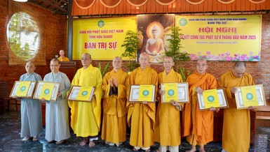 Trao quyết định chấm dứt hoạt động và Bằng tuyên dương công đức đến đại diện Ban Trị sự cấp huyện, thị, thành trực thuộc