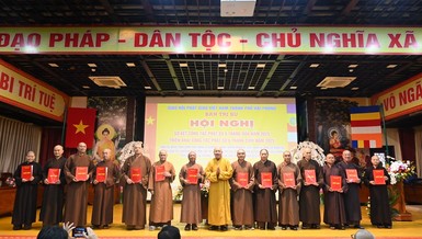 Hòa thượng Thích Quảng Tùng trao quyết định đến chư tôn đức Tăng Ni đại diện cho Ban Trị sự GHPGVN TP.Hải Phòng giữ mối liên hệ công tác với các cơ sở tự viện và chính quyền các xã, phường sau khi sáp nhập địa giới hành chính