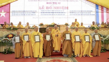 Hòa thượng Thích Thiện Tấn trao quyết định bổ nhiệm trụ trì đến chư tôn đức Tăng Ni