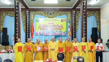 Trao quyết định dừng hoạt động Ban Trị sự Phật giáo cấp huyện, thị, thành nhiệm kỳ 2021-2026