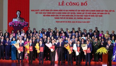 Tổng Bí thư Tô Lâm trao các quyết định thành lập TP.HCM mới và các lãnh đạo chủ chốt của địa phương