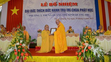 Hòa thượng Thích Thiện Tấn trao quyết định bổ nhiệm trụ trì chùa Phật Học đến Đại đức Thích Đức Hạnh