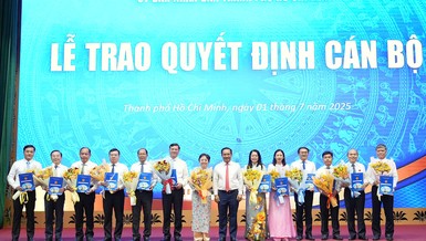 Chủ tịch UBND TP.HCM Nguyễn Văn Được trao quyết định cho 14 giám đốc sở, trưởng ngành thuộc UBND TP.HCM - Ảnh: An Phương