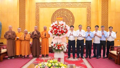 Ban Trị sự GHPGVN tỉnh Ninh Bình tặng hoa chúc mừng Tỉnh ủy nhân dịp thành lập tỉnh mới