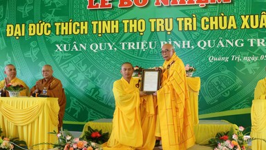 Hòa thượng Thích Thiện Tấn trao quyết định đến Đại đức Thích Tịnh Thọ - tân trụ trì chùa Xuân Thành