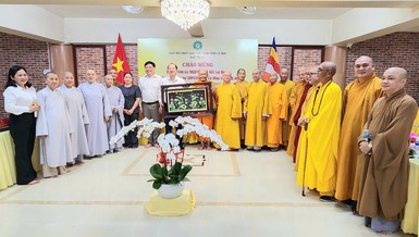 Bí thư Tỉnh ủy Cà Mau Nguyễn Hồ Hải tặng quà chúc mừng đến Ban Trị sự GHPGVN tỉnh Cà Mau (mới)