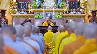 Trưởng lão Hòa thượng Thích Thiện Nhơn sách tấn hơn 100 hành giả đang an cư tại hạ trường chùa Vạn Đức - Ảnh: Quảng Đạo/BGN