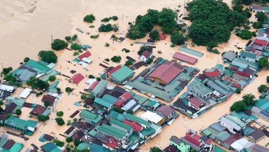 Lũ lớn nhấn chìm hàng ngàn nhà dân ở Nghệ An