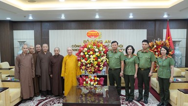 Tặng hoa chúc mừng đến Công an TP.Hà Nội nhân kỷ niệm 80 năm Ngày truyền thống Lực lượng Công an Nhân dân 