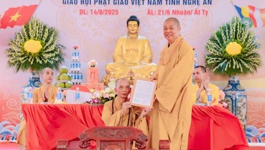 Hòa thượng Thích Thọ Lạc trao quyết định bổ nhiệm trụ trì chùa Tiên Linh đến Đại đức Thích Đồng Mẫn