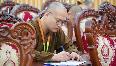 Thí sinh nghiêm túc làm bài thi