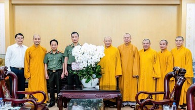 Tặng hoa chúc mừng Công an tỉnh Thanh Hóa nhân kỷ niệm 80 năm ngày truyền thống của ngành