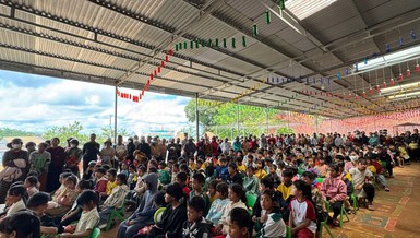 Thiền viện Trúc Lâm Đạo Nguyên trao quà đến các em học sinh có hoàn cảnh khó khăn tại xã Trường Xuân, Lâm Đồng