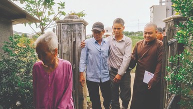 Thầy Diệp Bảo Hiền (Thích Đức Nguyên) đa tác vụ trong việc tham gia tổ chức sản xuất chương trình Như chưa hề có cuộc chia ly - Ảnh: NVCC
