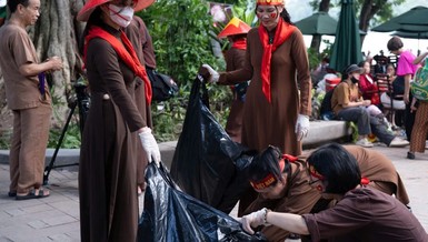 Phật tử chùa Khai Nguyên cần mẫn quét dọn và hốt rác, làm sạch đẹp quanh khu vực Hồ Gươm