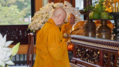 Đức Pháp chủ GHPGVN - Đại lão Hòa thượng Thích Trí Quảng tác pháp Tự tứ cùng chư Tăng tại Việt Nam Quốc Tự - Ảnh: Nguyện Truyền/BGN