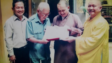 Ở tuổi 93, Phật tử Hoằng Thọ Nguyễn An Khương nhận chứng điệp quy y Tam bảo do Đại lão Hòa thượng Thích Trí Tịnh làm Bổn thọ truyền giới