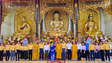 Đoàn công tác chụp ảnh lưu niệm với Ban Trị sự GHPGVN tỉnh Nghệ An 