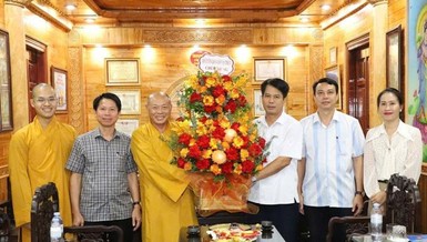 Ban Tuyên giáo và Dân vận Tỉnh ủy Thanh Hóa tặng hoa chúc mừng Ban Trị sự GHPGVN tỉnh nhân Đại lễ Vu lan Phật lịch 2569