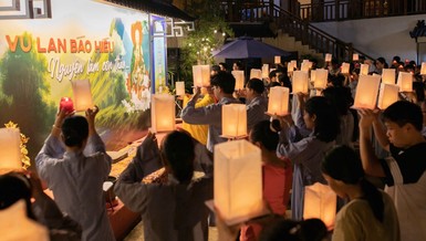 Thắp nến tưởng nhớ ân đức đấng sinh thành - Ảnh: Chánh Tuệ