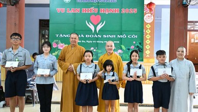 Chư tôn đức trao quà đến các em đoàn sinh Gia đình Phật tử Đà Nẵng